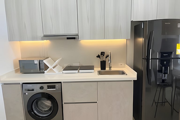 Sky-High Studio: Piso 15 con Vista la Piscina