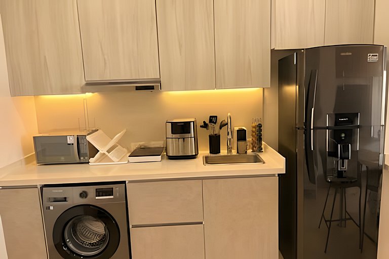 Sky-High Studio: Piso 15 con Vista la Piscina